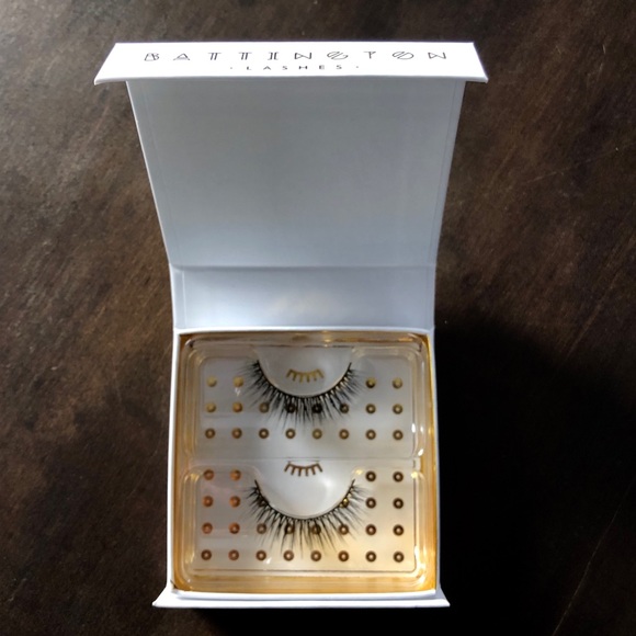 Battington and House of Lashes False Lashes - Picture 6 of 7